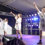 【ライブレポート】まねきケチャが「OISOアイドルビーチ2018」初日トリに登場！ 蕩けそうなこの熱は、せんぶまねきケチャのせいだ！