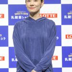 小松菜奈がトレーニングウェア姿で運動好きを告白。「学生の時は勉強よりも体育が好きでした」。吉田羊と「腸内改善トレーニング」に挑戦！