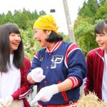 NGT48が新潟の大先輩・小林幸子の誘いを受け 「小林幸子田」で脱穀のお手伝い！！