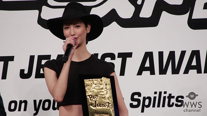 【動画】 菜々緒が 一般投票でベストジーニスト賞を３年連続受賞！セクシーなへそ出しファッションで登場！