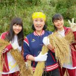 NGT48が新潟の大先輩・小林幸子の誘いを受け 「小林幸子田」で脱穀のお手伝い！！