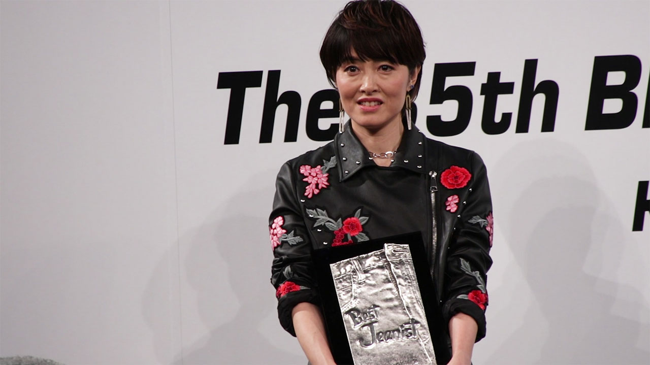 【動画】 荻野目洋子が初のベストジーニスト受賞！ 喜びのあまり『ダンシング・ヒーロー』の振り付けを披露！