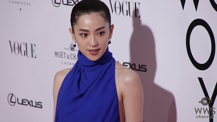 【動画】中村アンがVOGUE イベントにセクシーなブルーのドレスで登場！ モデル・森星は白のゴージャスな衣装！！