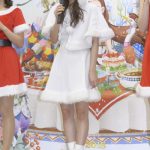 元ベイビーレイズJAPAN・傳谷英里香が可愛すぎる白サンタコスで、クリスマスケーキを食レポ！