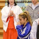 女優・前島亜美が舞台「あいあい傘」の公開ゲネプロ・囲み取材に登場！完璧すぎる挨拶に宅間孝行「パーフェクト！」