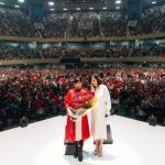 絢香、ライブツアーに篠原涼子がサプライズ登場！