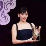 【動画】 綾瀬はるかがシックな黒ドレスで登場！今年最も美しい顔に選ばれる！＜VOCE BEST COSMETICS AWARDS 2018＞