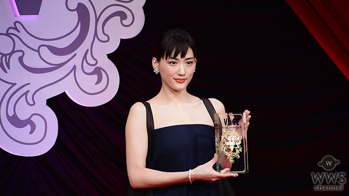 【動画】 綾瀬はるかがシックな黒ドレスで登場！今年最も美しい顔に選ばれる！＜VOCE BEST COSMETICS AWARDS 2018＞