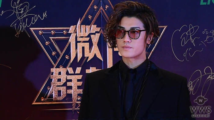 【動画】赤西仁が黒いコートとストライプスーツで登場！＜WEIBO Account Festival in Japan 2018＞