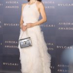 中村アンが可憐な白いドレスでブルガリのゴールデンカーペットに登場！