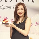 紗栄子が大きなリボンを胸にまとい、自身のバレンタイントークを展開！GODIVAのプレス発表会に登場！