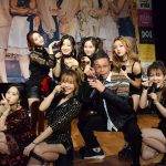OH MY GIRL、日本デビューフリーライブにて間寛平師匠がサプライズ登場！本物のおしりかき“かい～の”を伝授！！
