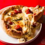 NY発 日本初出店のレストランカフェ「Serendipity 3」、「アメリカ産チーズメニューコンテスト」ピザ部門金賞作品 超極厚ピザが限定メニューになって登場！