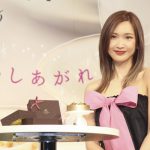 紗栄子が大きなリボンを胸にまとい、自身のバレンタイントークを展開！GODIVAのプレス発表会に登場！