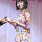 女優・浜辺美波が「第30回日本ジュエリーベストドレッサー賞」を受賞！「身も心も輝けるように頑張りたい」