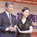 俳優・舘ひろしが「第30回日本ジュエリーベストドレッサー賞」を受賞！橋本マナミをエスコート！！