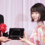 【動画】女優・浜辺美波 が第３０回日本ジュエリーベストドレッサー賞 10代部門受賞で喜びのコメント！