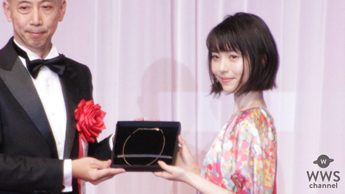 【動画】女優・浜辺美波 が第３０回日本ジュエリーベストドレッサー賞 10代部門受賞で喜びのコメント！