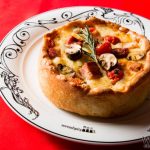 NY発 日本初出店のレストランカフェ「Serendipity 3」、「アメリカ産チーズメニューコンテスト」ピザ部門金賞作品 超極厚ピザが限定メニューになって登場！