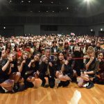 OH MY GIRL、日本デビューフリーライブにて間寛平師匠がサプライズ登場！本物のおしりかき“かい～の”を伝授！！