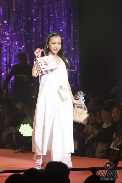 板野友美が純白の衣装でサマンサタバサ25周年イベントのランウェイに登場！＜Samantha Thavasa 25周年キック・オフプレ発表会＞