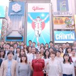 綾瀬はるかと従業員など総勢約400人が出演する新TV-CM「スキパ ニスマイル」篇を3月1日（金）より全国でオンエア！