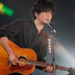 【ライブレポート】秦基博、J-WAVE・トーキョーギタージャンボリーで『スミレ』を披露！両国国技館に11,000のスミレの花が咲き誇る！＜30th J-WAVE TOKYO GUITAR JAMBOREE＞