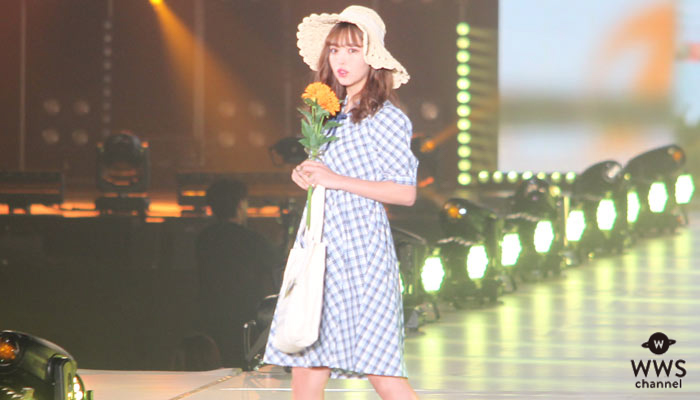 藤田ニコル、チェック柄のワンピースで可憐にランウェイ！＜関西コレクション2019 S/S＞