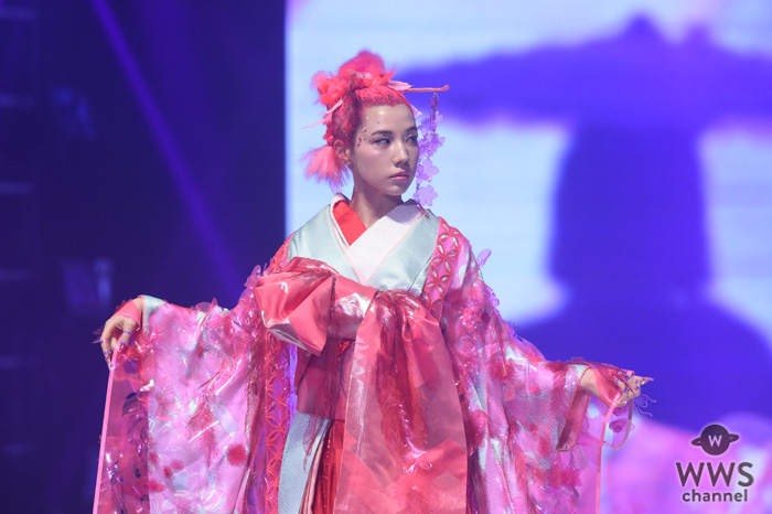 仲里依紗が全身ピンクのド派手な花魁姿でランウェイに登場！＜神戸コレクション 2019 SPRING/SUMMER-ガールズフェスティバル-＞