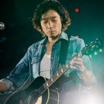【ライブレポート】斉藤和義、J-WAVE・トーキョーギタージャンボリーに登場。究極のラブソング『歌うたいのバラッド』で会場を甘く包み込む！＜30th J-WAVE TOKYO GUITAR JAMBOREE＞