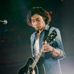 【ライブレポート】斉藤和義、J-WAVE・トーキョーギタージャンボリーに登場。究極のラブソング『歌うたいのバラッド』で会場を甘く包み込む！＜30th J-WAVE TOKYO GUITAR JAMBOREE＞
