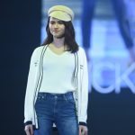 ９頭身モデル朝比奈彩がVICKYステージトップバッターで登場！＜神戸コレクション 2019 SPRING/SUMMER-ガールズフェスティバル-＞