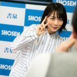 小島梨里杏、1st 写真集「半透明」発売記念イベント開催！「背中には自信があります」