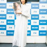 小島梨里杏、1st 写真集「半透明」発売記念イベント開催！「背中には自信があります」