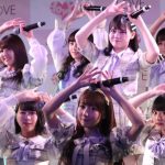 ＝LOVEが、カミナリまなぶに渾身のツッコミを炸裂！『探せ ダイヤモンドリリー』リリース記念イベントを開催！