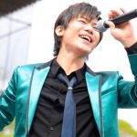 【動画】令和デビューの演歌歌手・新浜レオンが「離さない 離さない」を熱唱！