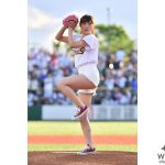 女優・奥山かずさが地元青森の初始球式でナイスストライク！