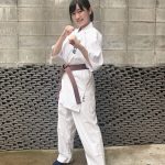 人気YouTuber「前島亜美」が瓦割り10枚に挑戦した動画が話題に…！