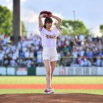 女優・奥山かずさが地元青森の初始球式でナイスストライク！