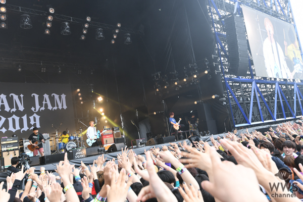【ライブレポート】04 Limited Sazabys（フォーリミ）が熱気あふれる演奏を披露！SKY STAGEを盛り上げる。＜JAPAN JAM 2019＞