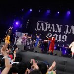 【ライブレポート】Little Glee Monsterが2年ぶりのステージで『君に届くまで』を含む8曲を天気雨の中歌い上げる＜JAPAN JAM 2019＞