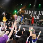 【ライブレポート】Little Glee Monsterが2年ぶりのステージで『君に届くまで』を含む8曲を天気雨の中歌い上げる＜JAPAN JAM 2019＞