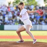 女優・奥山かずさが地元青森の初始球式でナイスストライク！