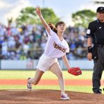 女優・奥山かずさが地元青森の初始球式でナイスストライク！