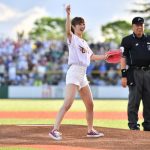 女優・奥山かずさが地元青森の初始球式でナイスストライク！
