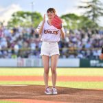 女優・奥山かずさが地元青森の初始球式でナイスストライク！