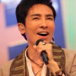 郷ひろみが新曲熱唱！アイドルの聖地で「ジャパーン！」なミニライブを開催！