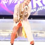 郷ひろみが新曲熱唱！アイドルの聖地で「ジャパーン！」なミニライブを開催！