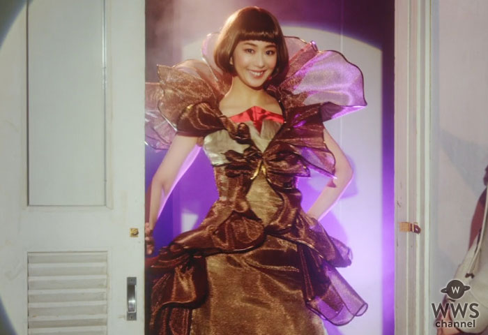 【動画】優香がパピコカラーの奇抜な衣装&ヘアメイクで教室を華麗にランウェイ！