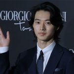 【動画】山﨑賢人がスーツ姿でアルマーニ「クルーズコレクション」に来場！